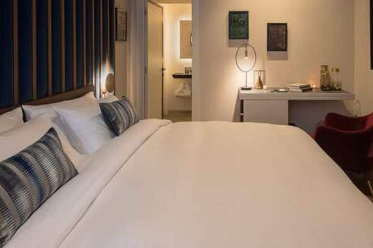 Luxury Studio Suite | Minibar, in-room safe, desk, blackout drapes