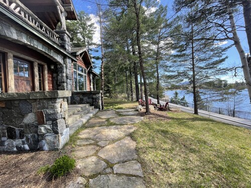 Lake View Chalet, walk to village, 5 furnished outdoor spaces, game rooms