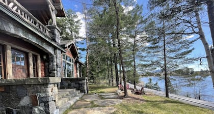 Lake View Chalet, walk to village, 5 furnished outdoor spaces, game rooms
