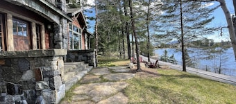 Lake View Chalet, walk to village, 5 furnished outdoor spaces, game rooms