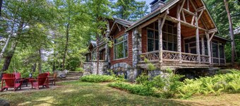 Lake View Chalet, walk to village, 5 furnished outdoor spaces, game rooms