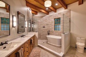 Shower, eco-friendly toiletries, hair dryer, towels - Lake View Chalet, walk to village, 5 furnished outdoor spaces, game rooms (Lake Placid)