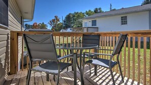 A wooden deck with a table and four chairs. - Minutes to local attractions, interstates, and places of interest such as JCMC, ETSU, the the VA. (Johnson City)
