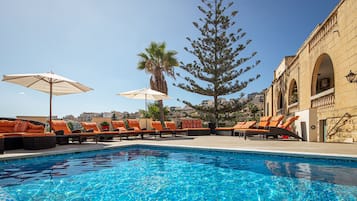 Piscine couverte, piscine extérieure