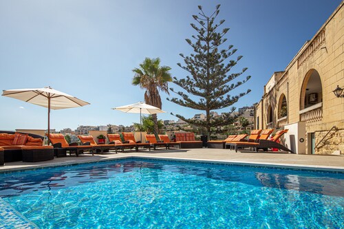 Ringway Luxurious  Private Villa , Large Sun Deck ,Heated Indoor Pool, BBQ