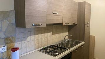 Frigorifero, forno, piano cottura, macchina per tè/caffè