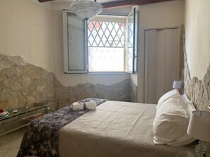 1 bedroom, desk, iron/ironing board, free WiFi