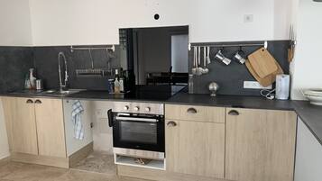 Fridge, oven, stovetop, coffee/tea maker