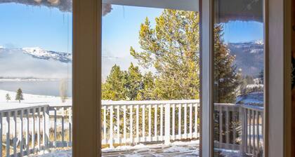 Pet Friendly Getaway Overlooking Lake Cascade