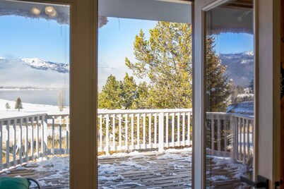 Pet Friendly Getaway Overlooking Lake Cascade