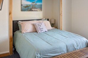 4 bedrooms, desk, iron/ironing board, travel crib - Pet Friendly Getaway Overlooking Lake Cascade (Cascade)