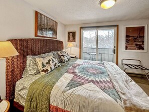 3 間睡房、書桌、熨斗/熨衫板、可攜式嬰兒床