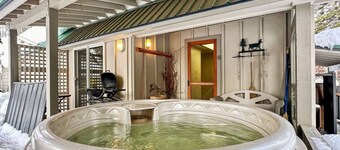 McCall Cabin with Hot Tub, Near Davis Beach