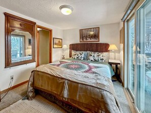 3 habitaciones, escritorio y tabla de planchar con plancha 