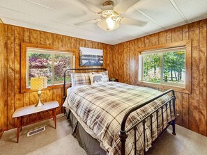 3 bedrooms, desk, iron/ironing board, travel crib