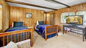 3 bedrooms, desk, iron/ironing board, travel crib