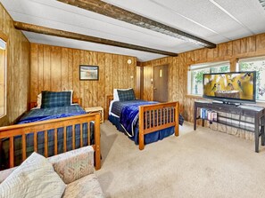3 bedrooms, desk, iron/ironing board, travel cot