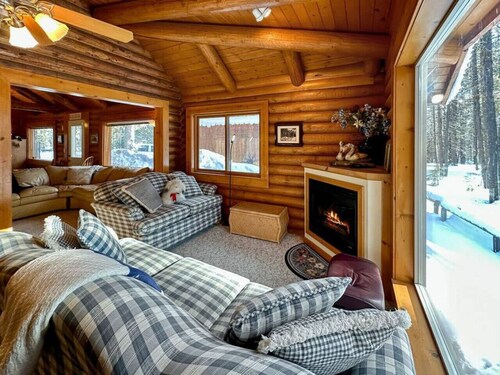 Spacious Log Cabin, Back Yard Access to Lake Cascade