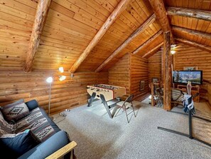 Smart TV, chimenea y videojuegos