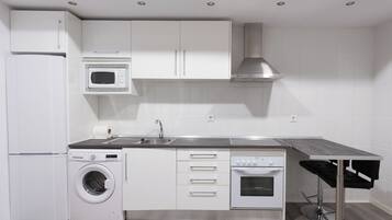 Frigorifero, microonde, forno, piano cottura