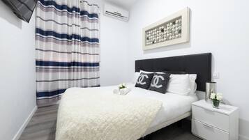 2 slaapkamers, een strijkplank/strijkijzer, reisbedje, gratis wifi