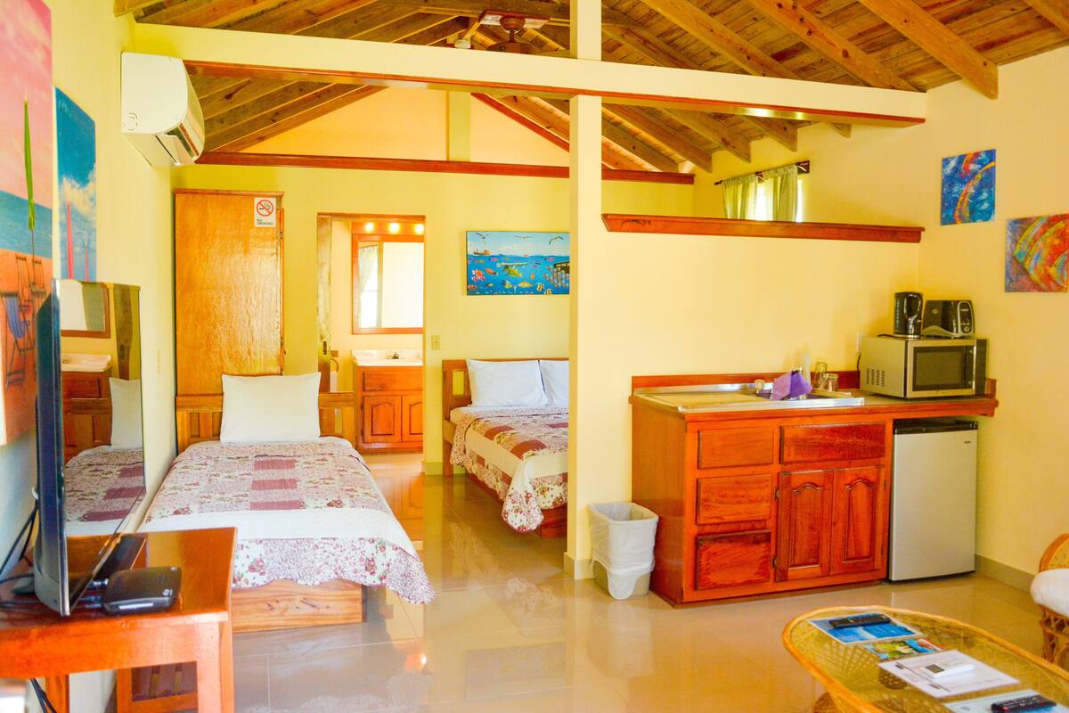Habitación triple clásica | Cuna de viaje y ropa de cama