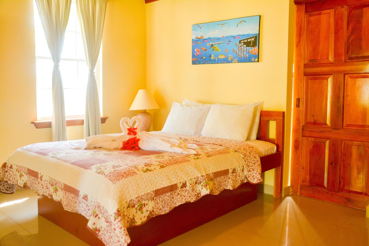 Habitación doble Deluxe | Cuna de viaje y ropa de cama
