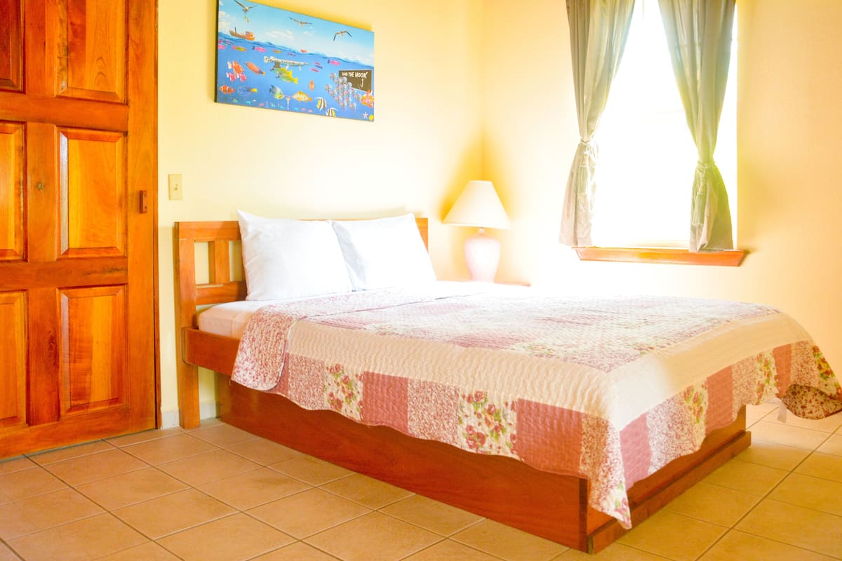 Habitación doble clásica, vista al jardín | Cuna de viaje y ropa de cama