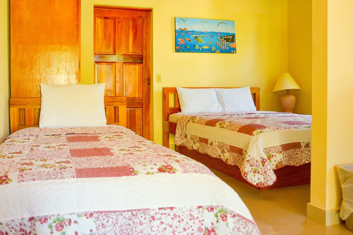 Cabaña Deluxe | Cuna de viaje y ropa de cama
