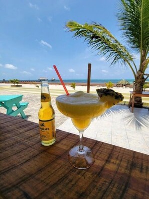 2 restaurantes, é servido café da manhã