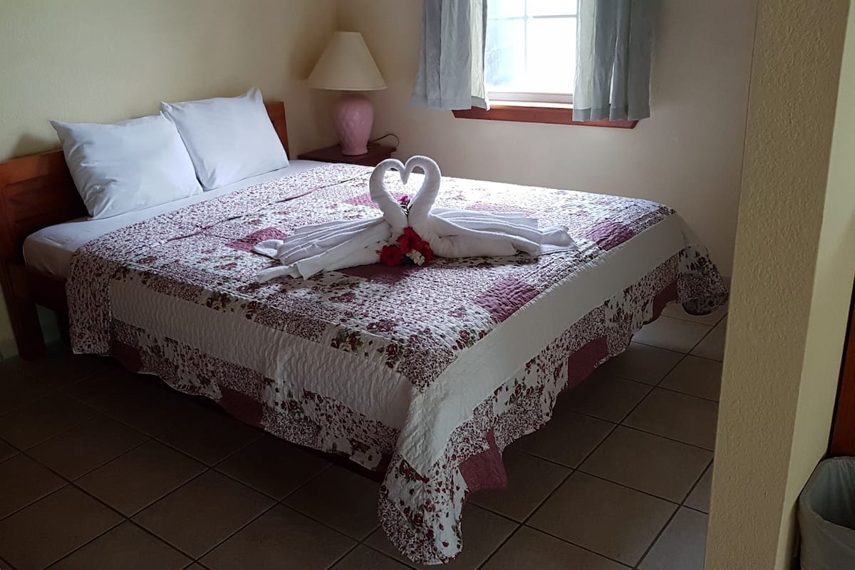 Cuna de viaje y ropa de cama