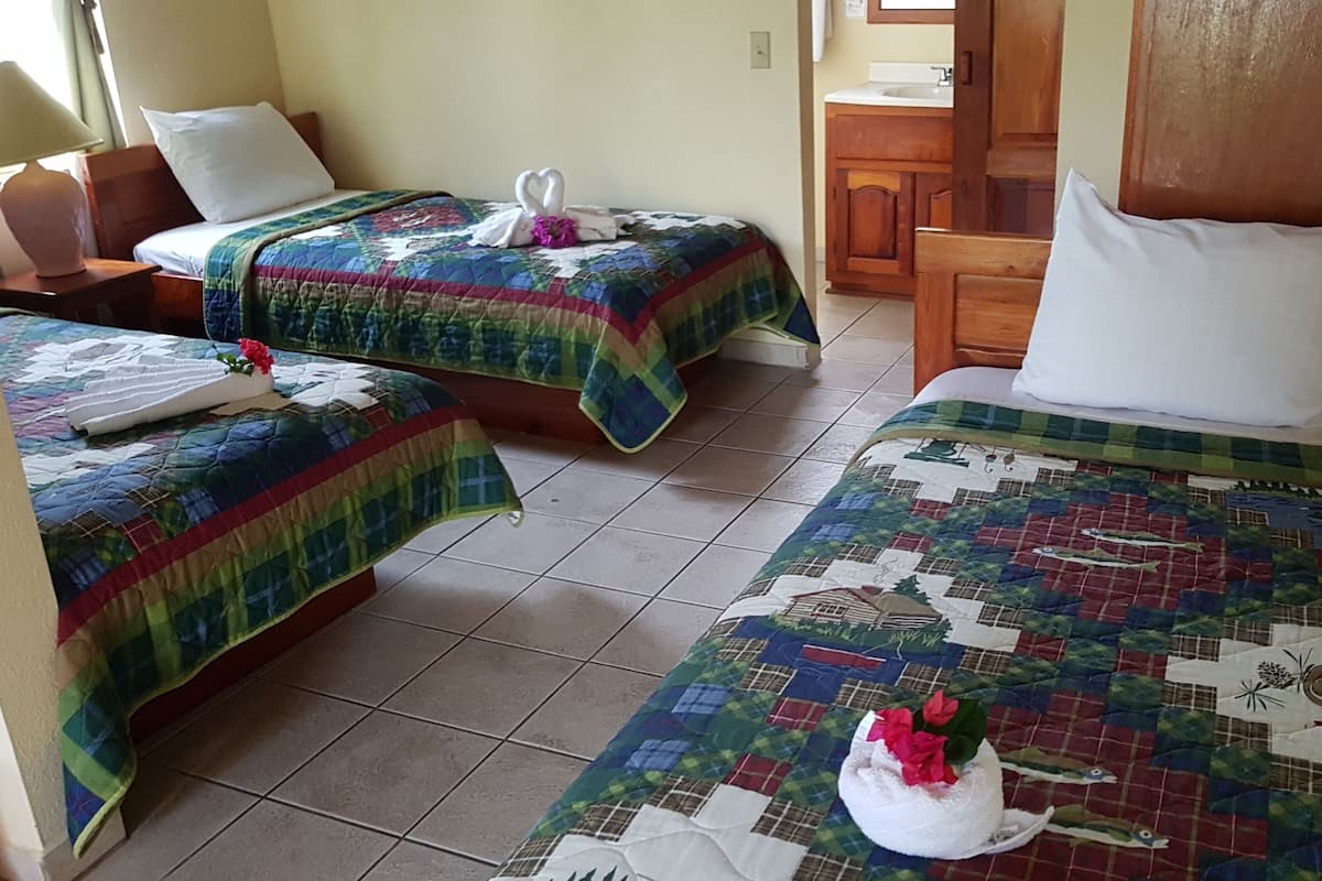 Habitación triple económica | Cuna de viaje y ropa de cama