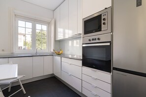 Réfrigérateur, four à micro-ondes, un four, surface de cuisson