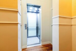 Interior - Downtown Sunny & Cozy Apartment Gran Via | A022 (Madrid)