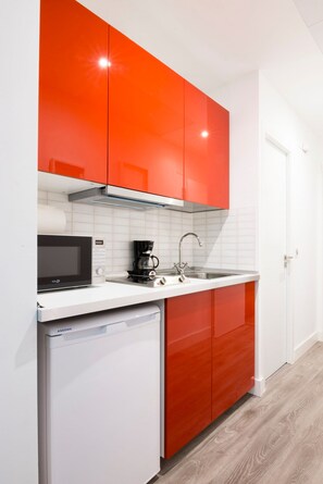 Fridge, microwave, stovetop, coffee/tea maker - Downtown Sunny & Cozy Apartment Gran Via | A022 (Madrid)