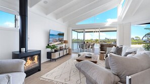 Smart TV, fireplace