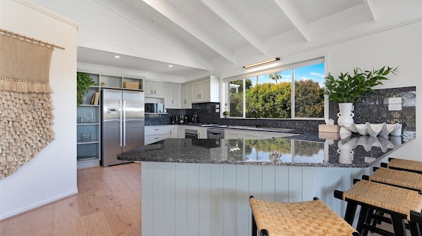 冷蔵庫、電子レンジ、オーブン、コンロ