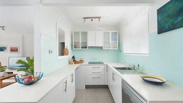 Frigorifero, microonde, forno, piano cottura