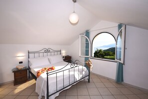 5 slaapkamers, een kluis op de kamer, een bureau