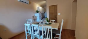 Familienhaus, 4 Schlafzimmer, eigener Pool, Blick auf den Innenhof | Essbereich im Zimmer