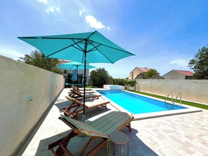Seasonal outdoor pool, pool umbrellas, pool loungers - Holiday Home Mary with Pool (Policnik)