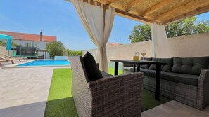 Familienhaus, 4 Schlafzimmer, eigener Pool, Blick auf den Innenhof | Terrasse/Patio