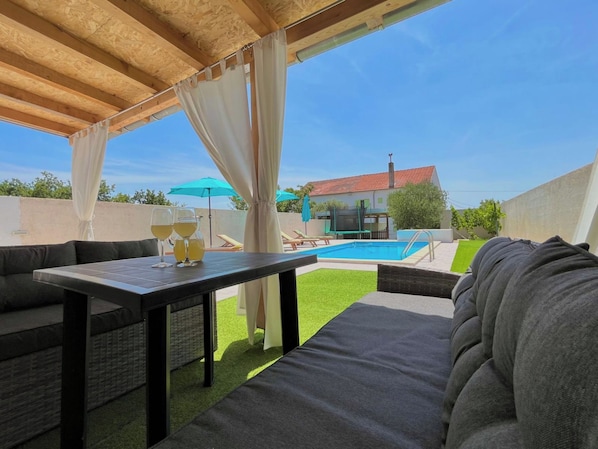 Familienhaus, 4 Schlafzimmer, eigener Pool, Blick auf den Innenhof | Terrasse/Patio