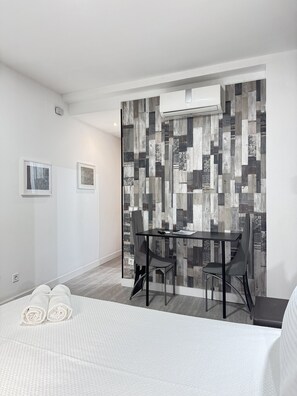 1 habitación, tabla de planchar con plancha y cuna de viaje 