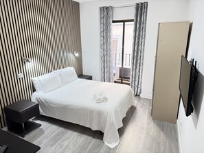 1 habitación, tabla de planchar con plancha y cuna de viaje 