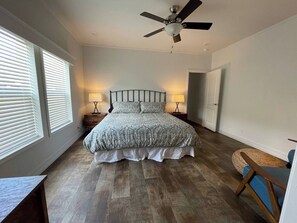 2 chambres, bureau, fer et planche à repasser, lit de bébé portatif