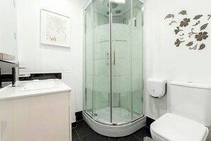 Douche, sèche-cheveux, serviettes fournies, savon