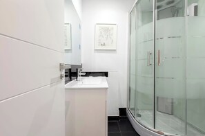 Douche, sèche-cheveux, serviettes fournies, savon