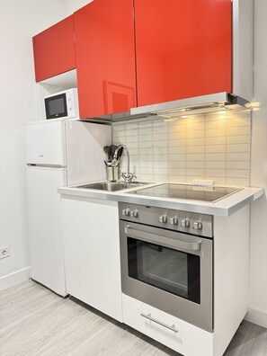 Kjøleskap, mikrobølgeovn, ovn og kokeplater