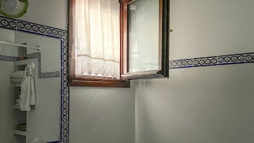 Badewanne, Haartrockner, Handtücher